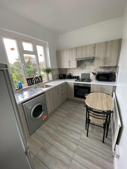 2 Bedroom Flat In London Eksteriør bilde